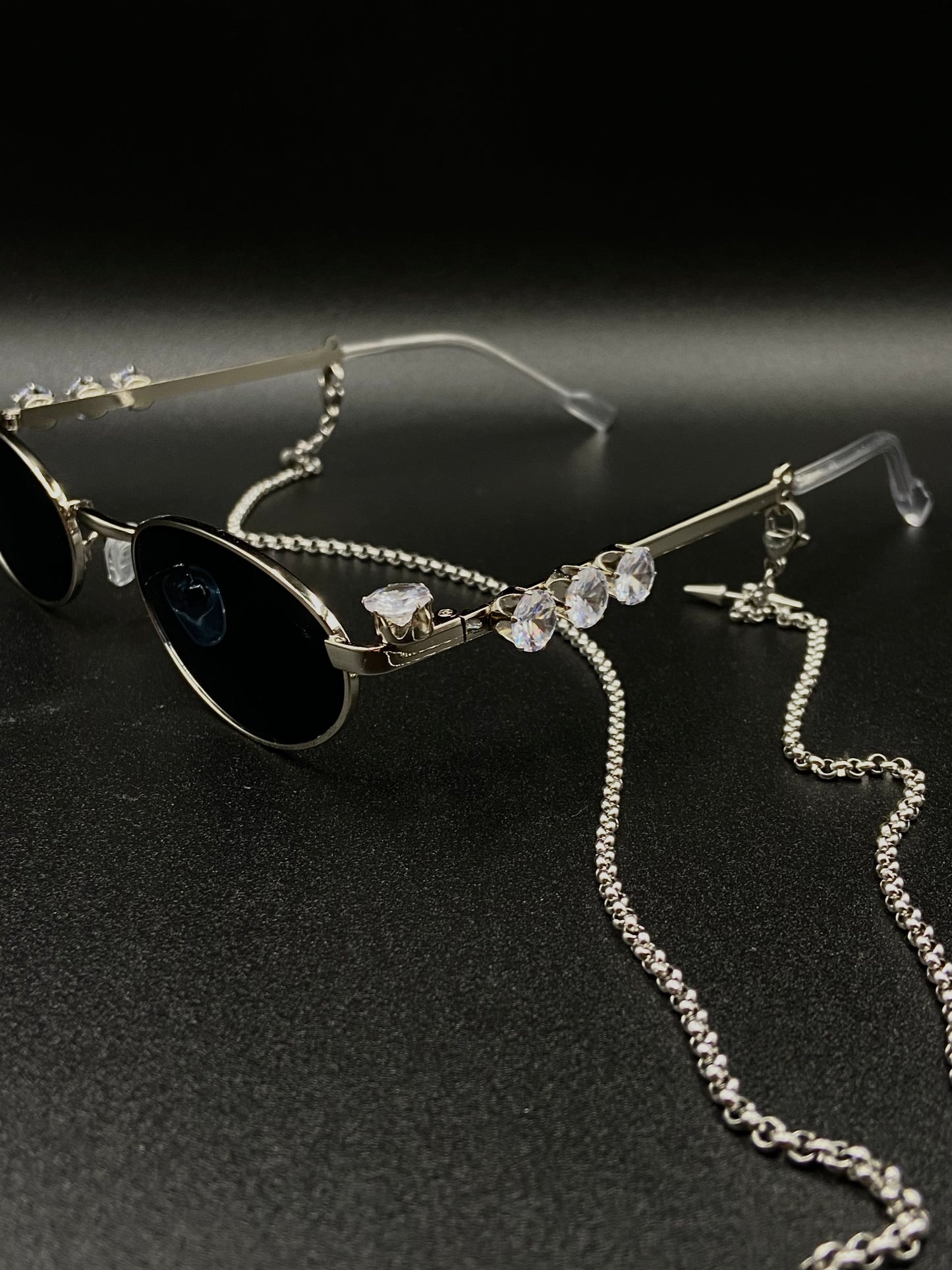Cristal sunglasses with safety chain