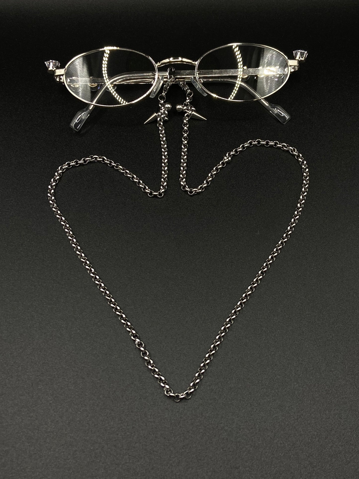 Cristal glasses with safety chain