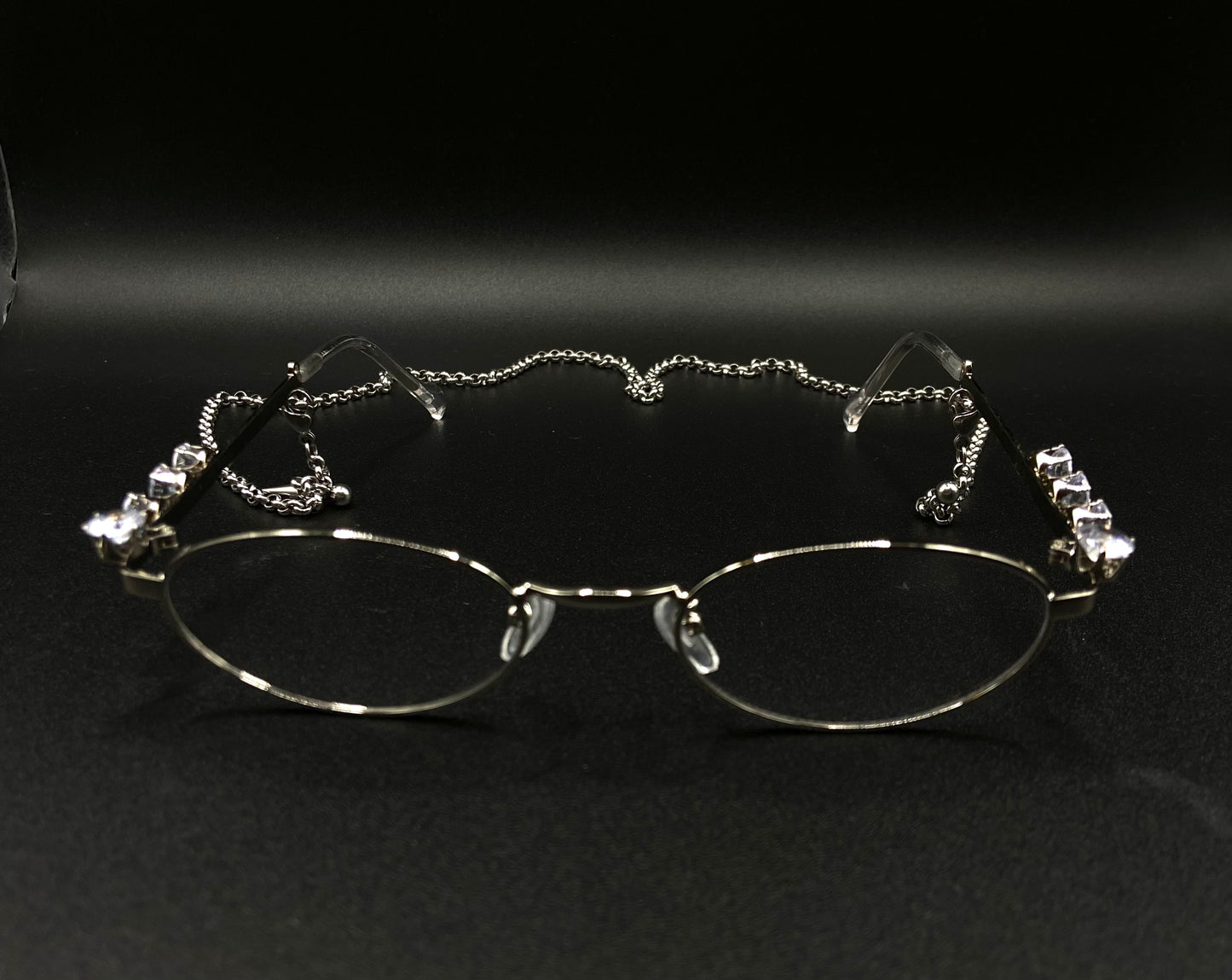 Cristal glasses with safety chain