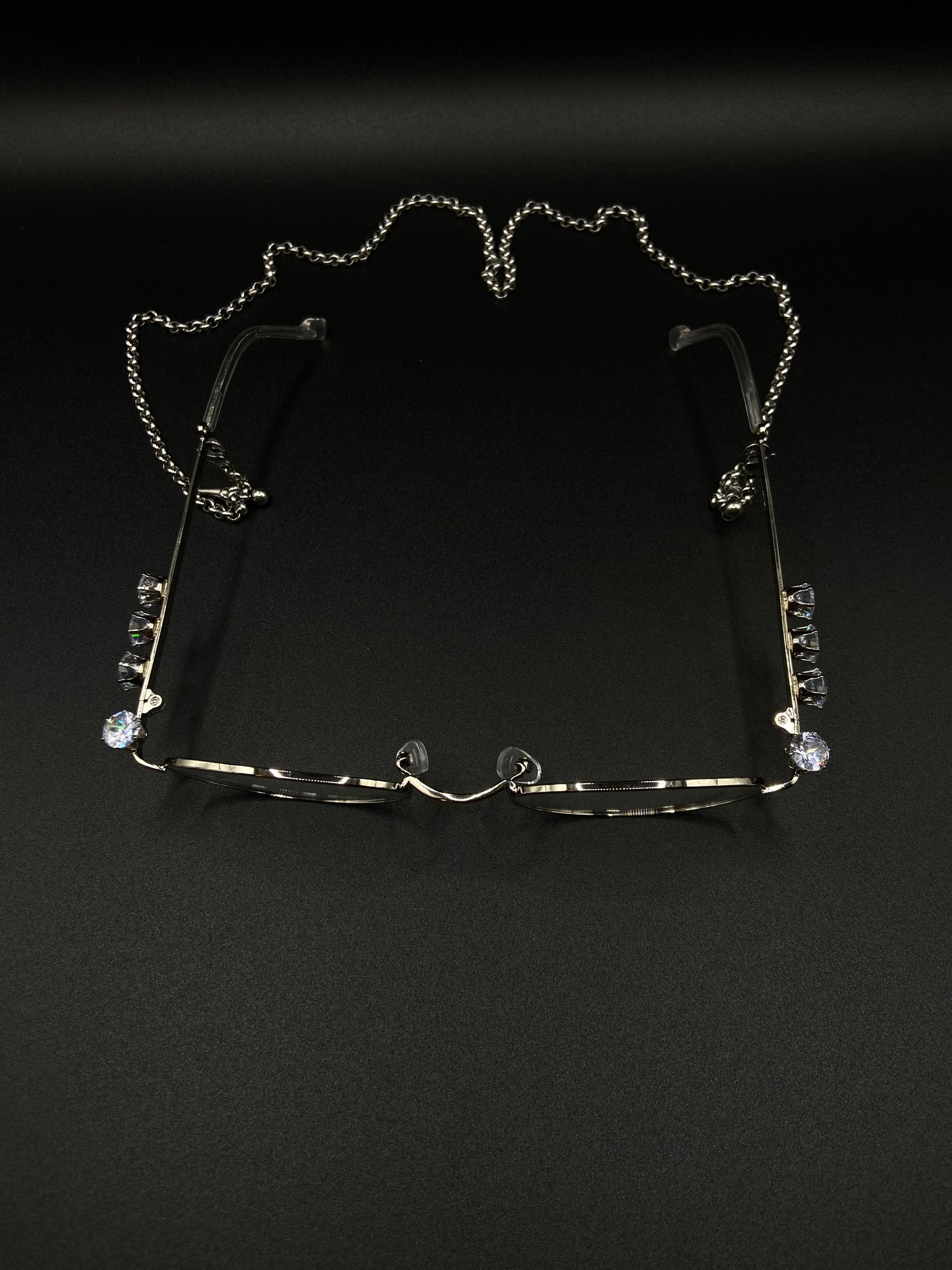Cristal glasses with safety chain