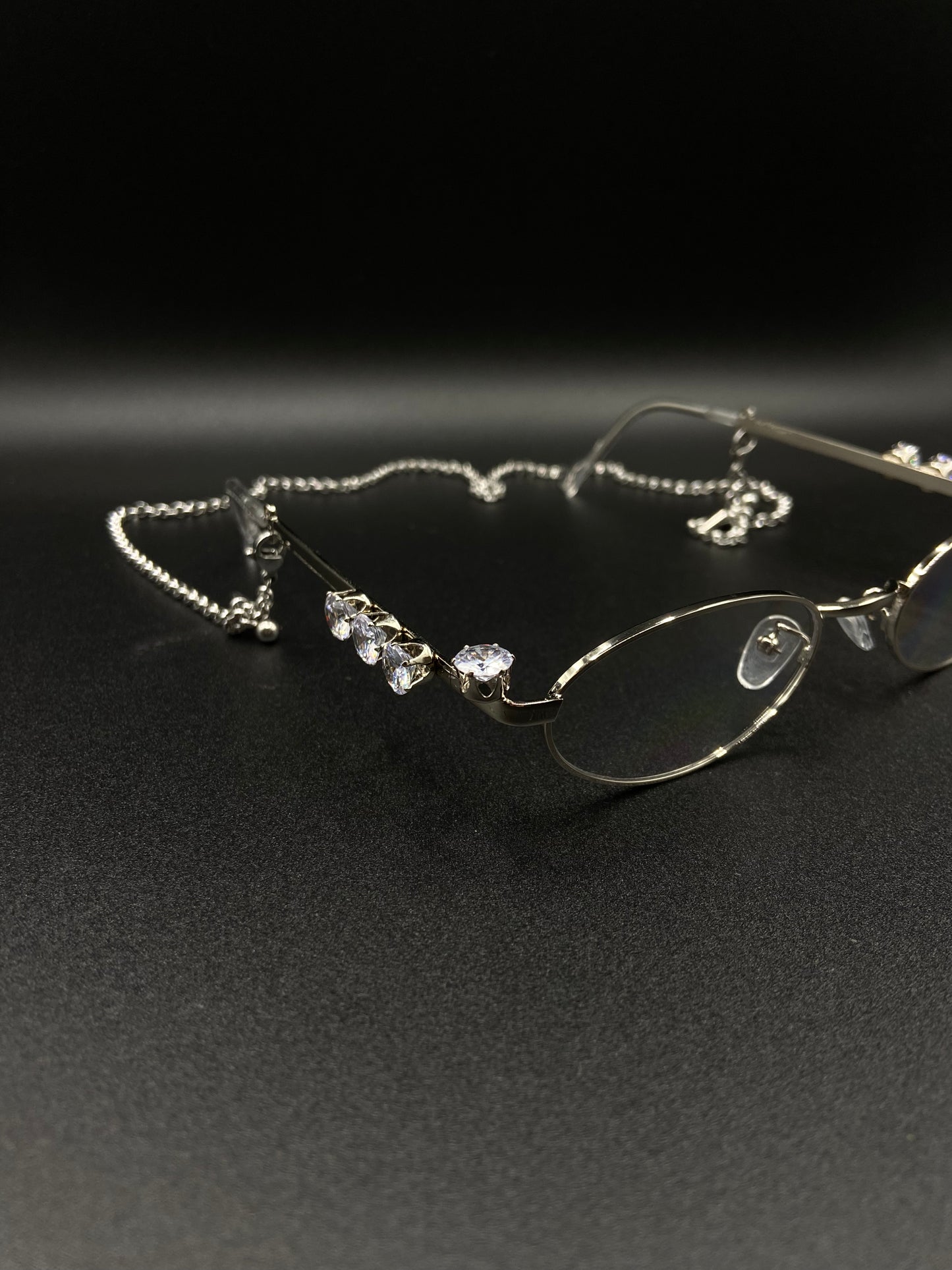 Cristal glasses with safety chain