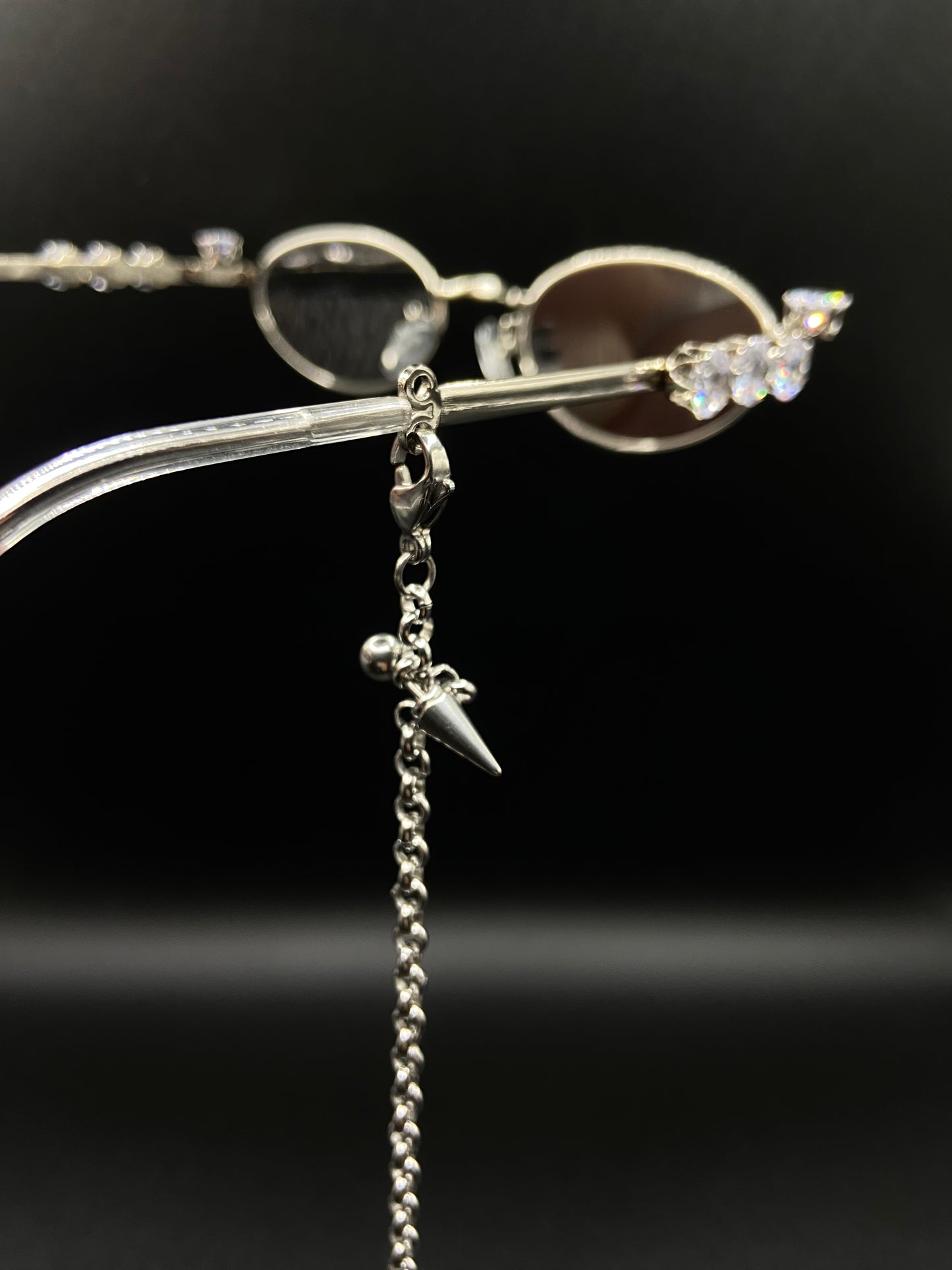 Cristal glasses with safety chain