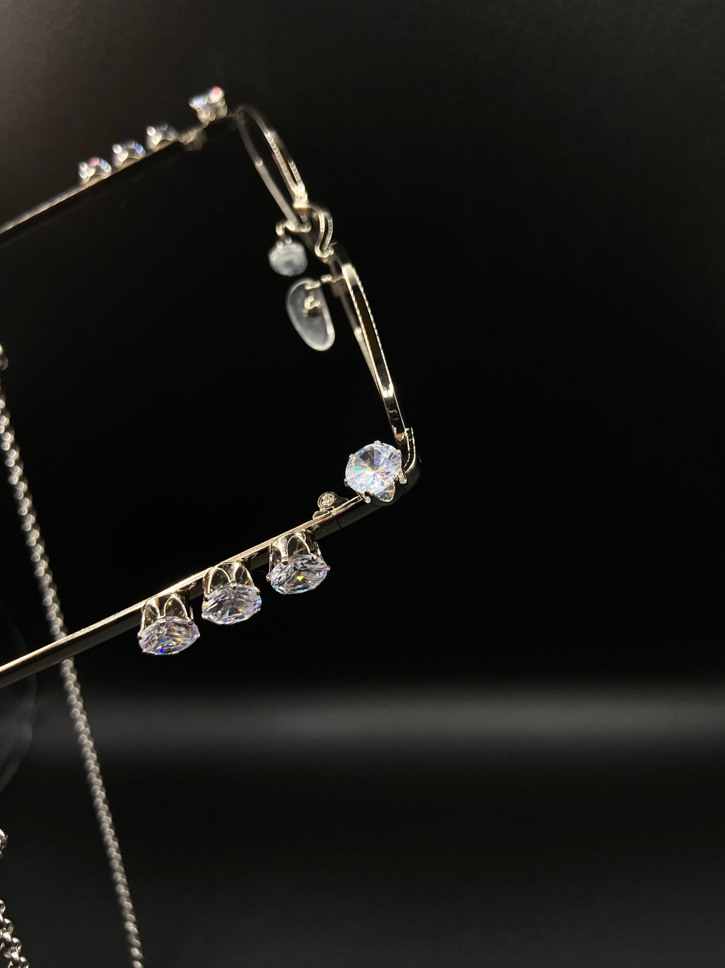 Cristal glasses with safety chain