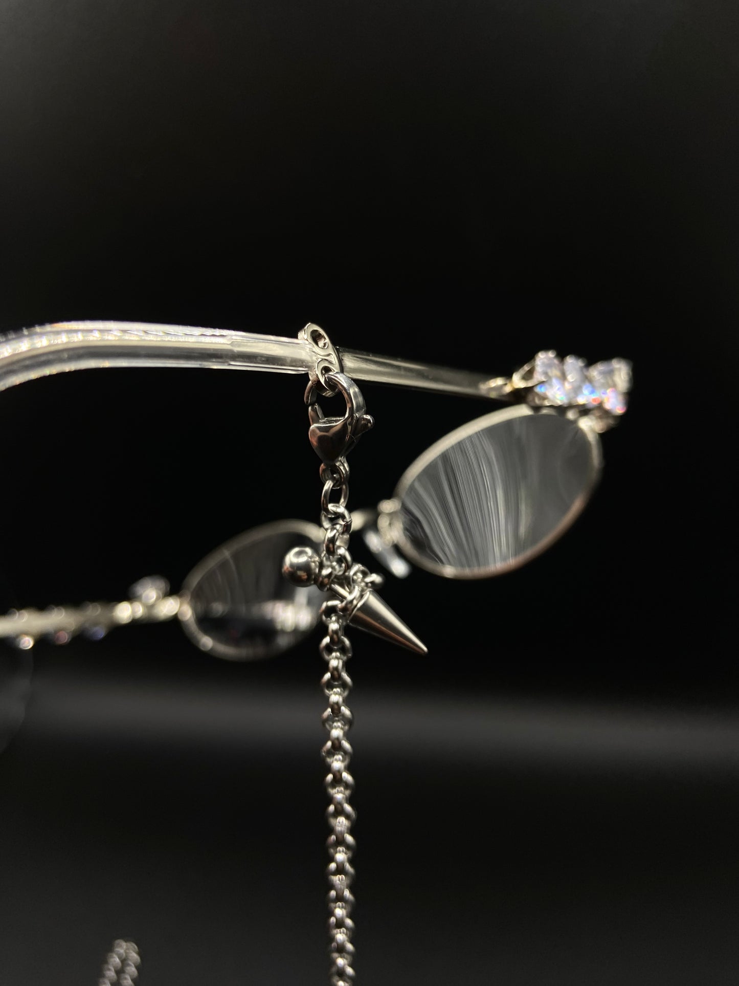 Cristal glasses with safety chain