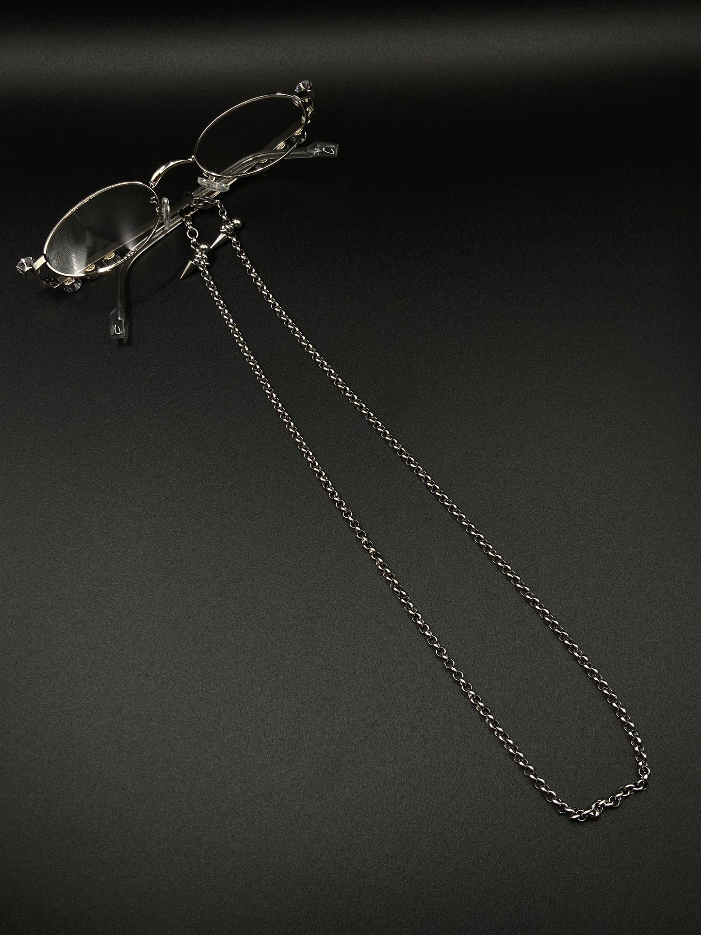 Cristal glasses with safety chain
